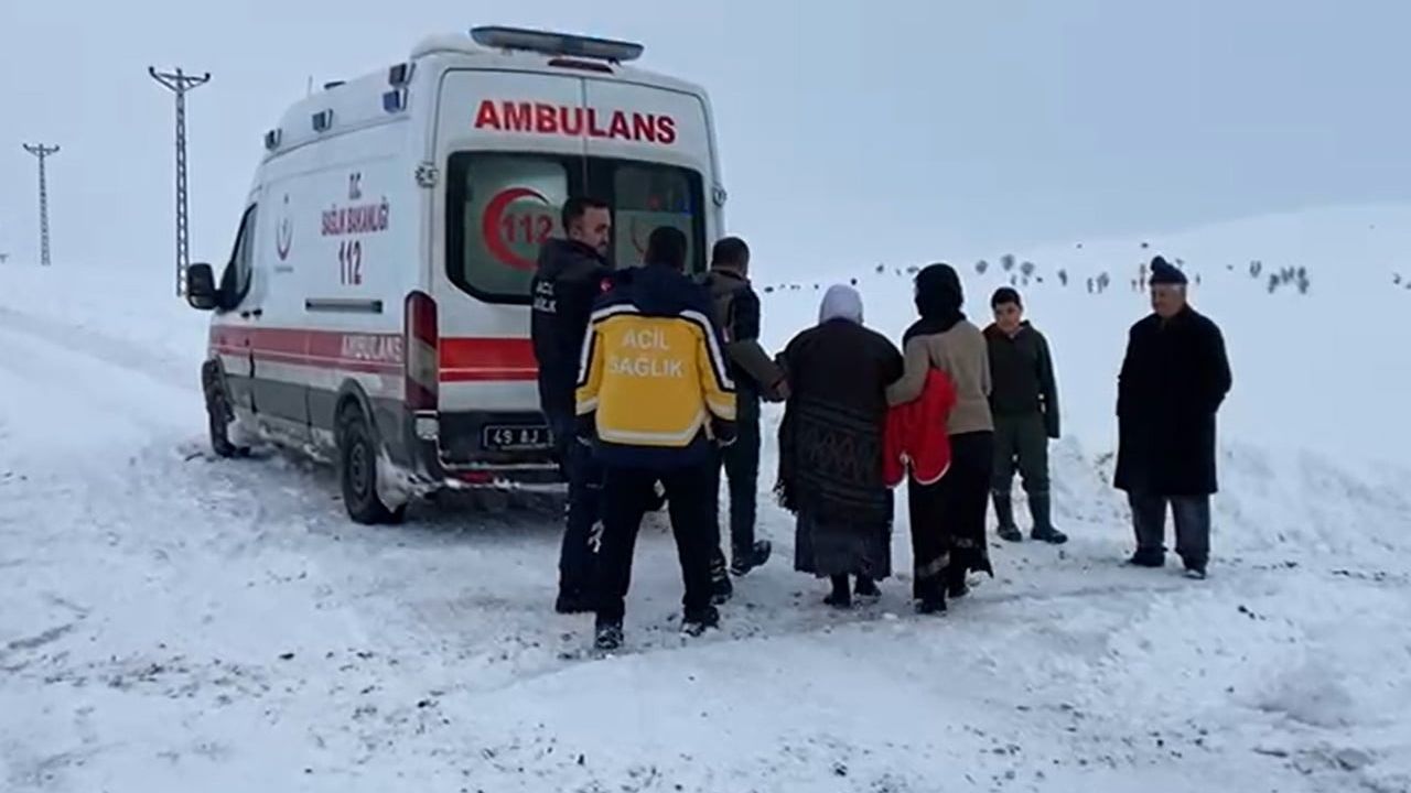 Muş’ta karla kapanan yol açıldı, 78 yaşındaki hasta iş makinesiyle ambulansa ulaştırıldı