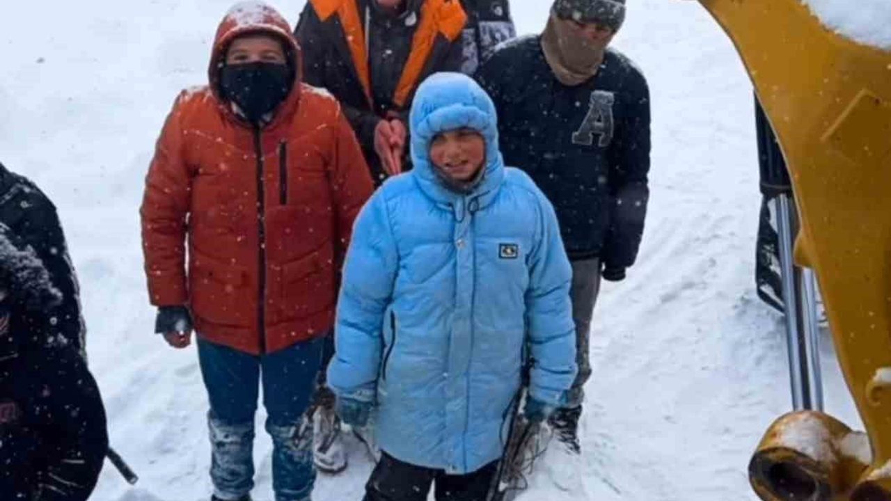 Muş'ta kepçe operatöründen çocuklara güvenli kayma rampası