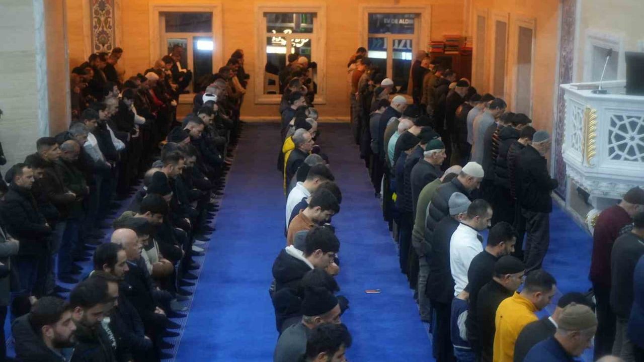 Muş’ta Miraç Kandili camilerde dualarla idrak edildi