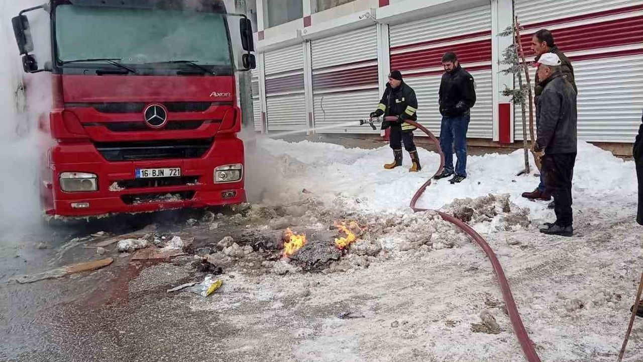 Muş’ta park halindeki tırın motor bölümünde yangın söndürüldü