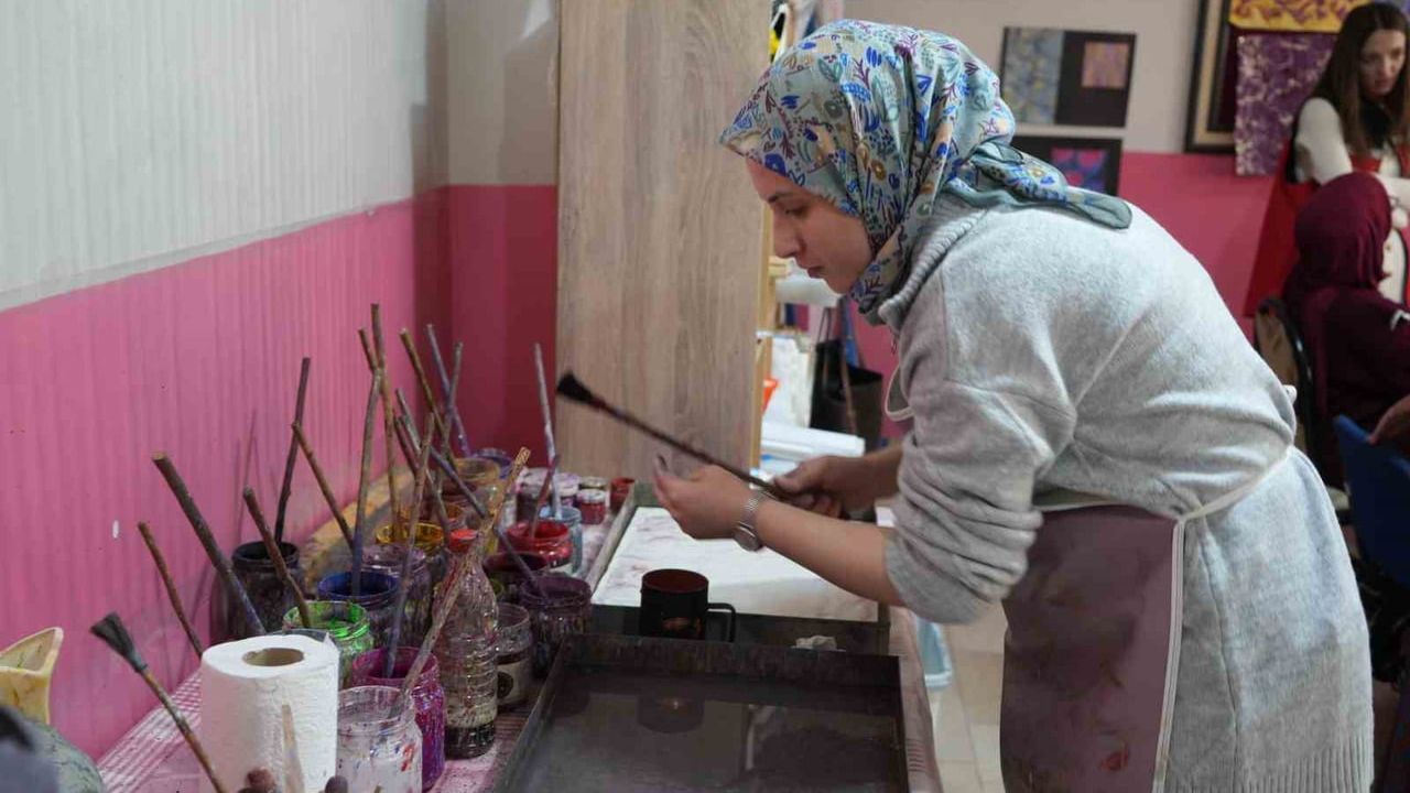 Muş’ta şehit yakınları ve gaziler için ebru kursuna yoğun ilgi