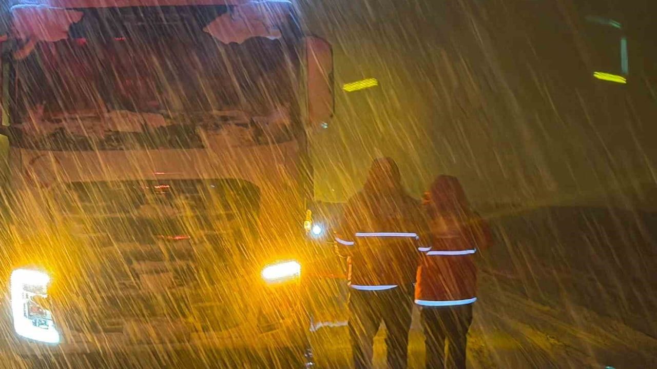 Muş’ta tipi nedeniyle 180 kişi mahsur kaldı, Kızılay yardımına koştu