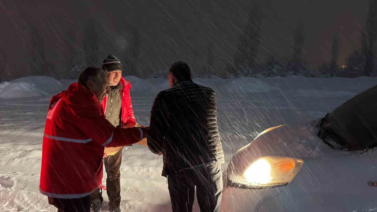 Muş’ta tipi nedeniyle Gedik Rampası'nda mahsur kalanlara Kızılay yardımı