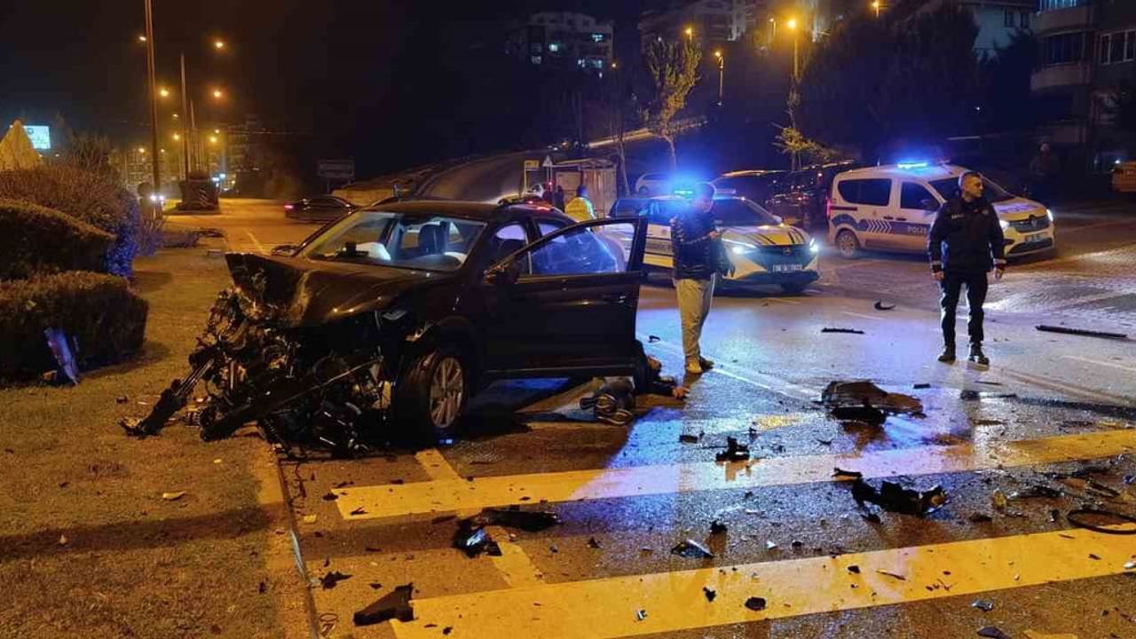 Mustafakemalpaşa'da kafa kafaya çarpışma: 3 ağır yaralı