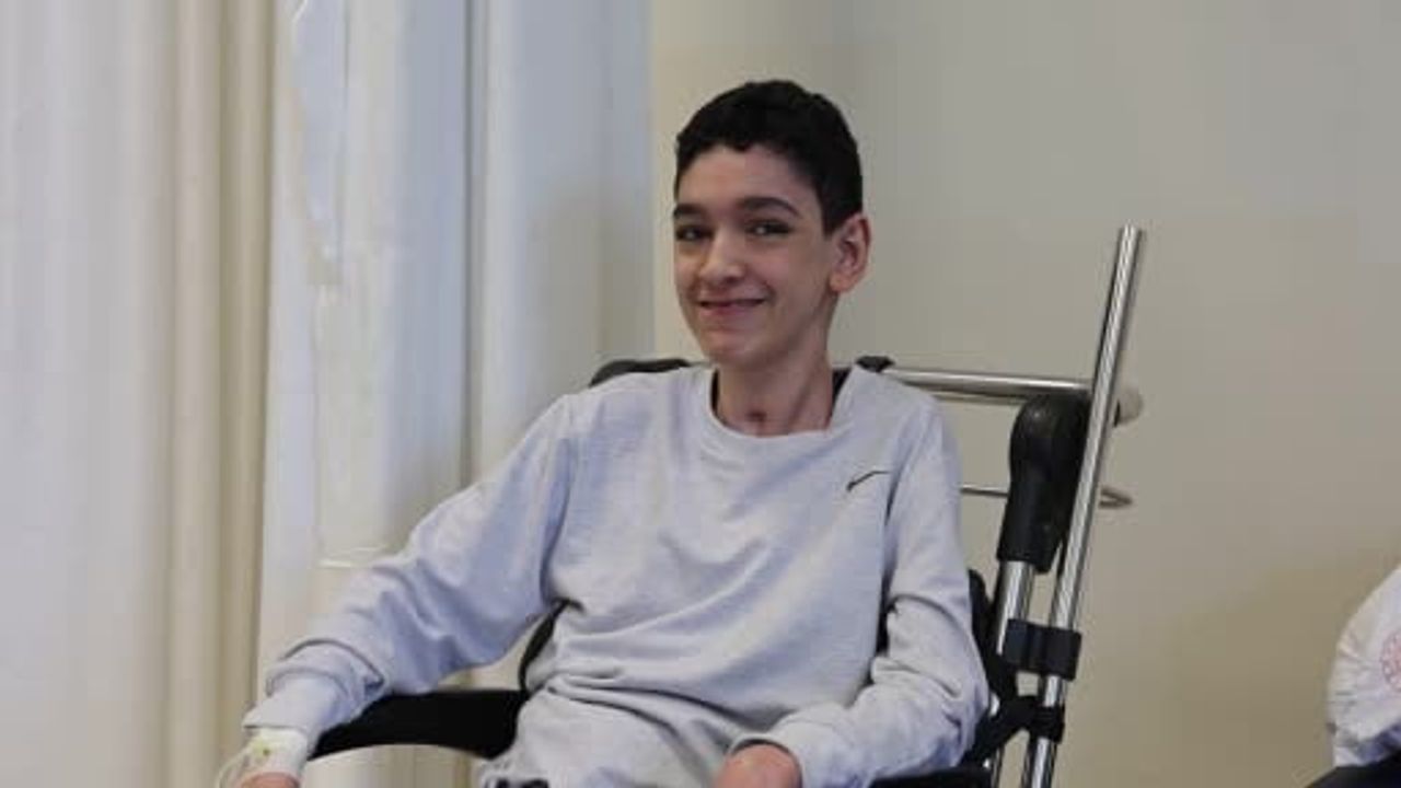 Nadir otoimmün miyelitli 14 yaşındaki hasta, başarılı tedaviyle destekli yürümeye başladı