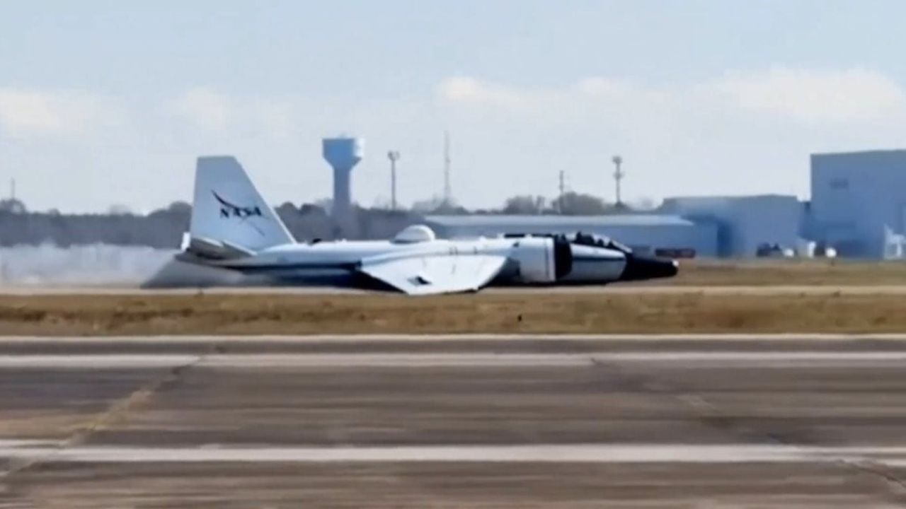 NASA'ya ait WB-57 uçağı iniş takımı arızası nedeniyle gövde üzerine indi
