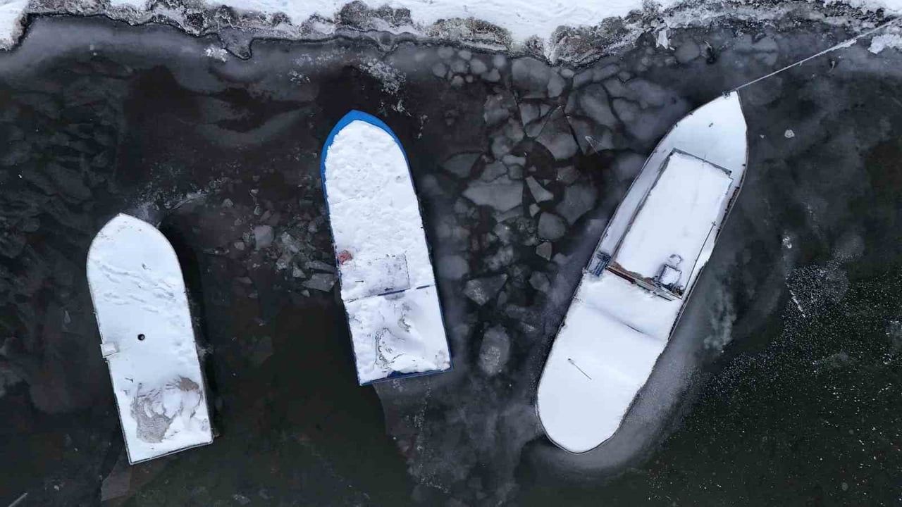 Nazik Gölü kısmen buz tuttu — Balıkçı tekneleri donan yüzeyde mahsur kaldı