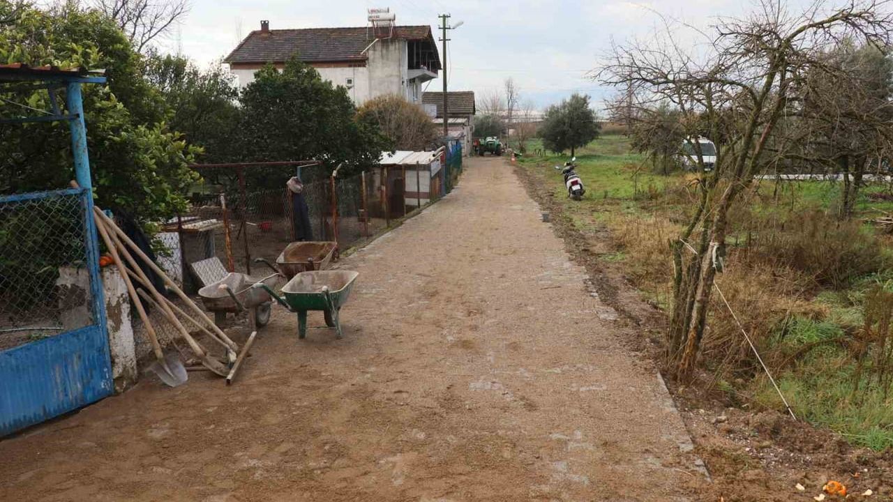 Nazilli Belediyesi Arslanlı Mahallesi 3242 Sokak’ta yol yenileme çalışması başlattı