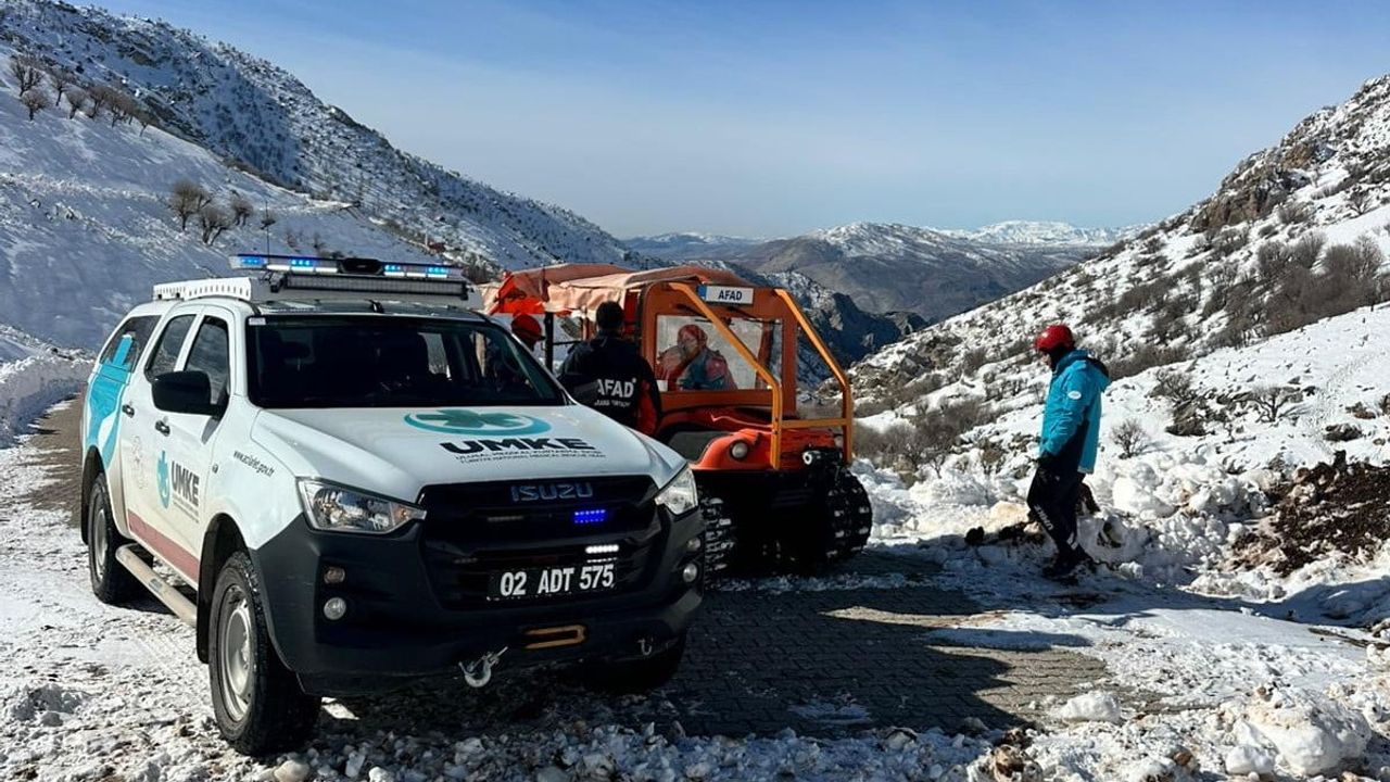 Nemrut Dağı eteklerinde mahsur kalan hasta kurtarıldı