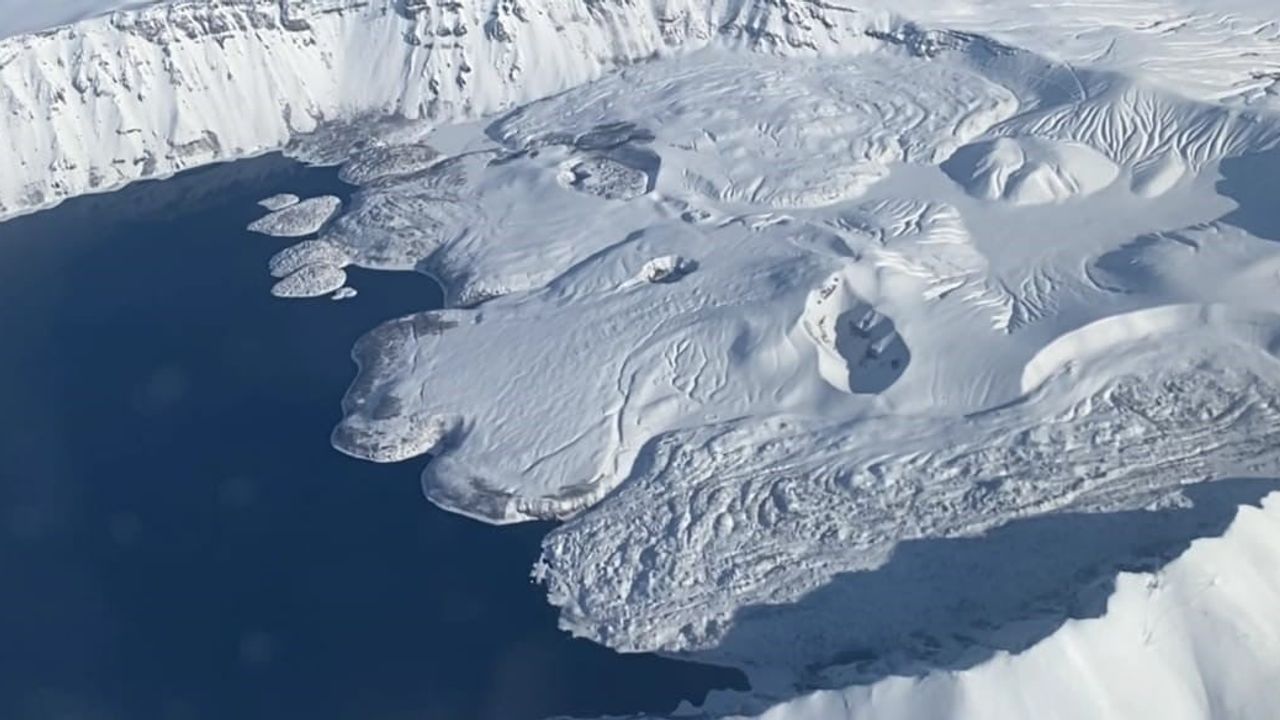 Nemrut Krater Gölü'nün Kış Manzarası Havadan Büyüledi