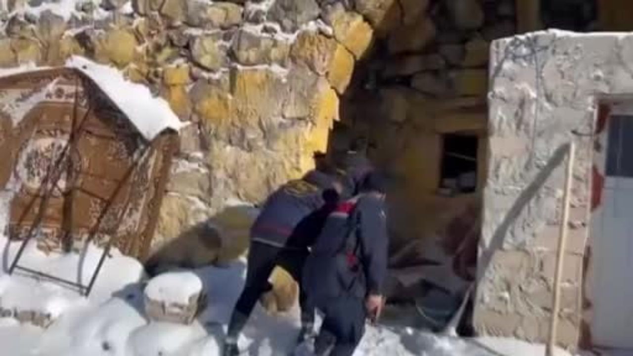 Nevşehir'de 30 suç kaydı olan dolandırıcı saklandığı evde yakalandı