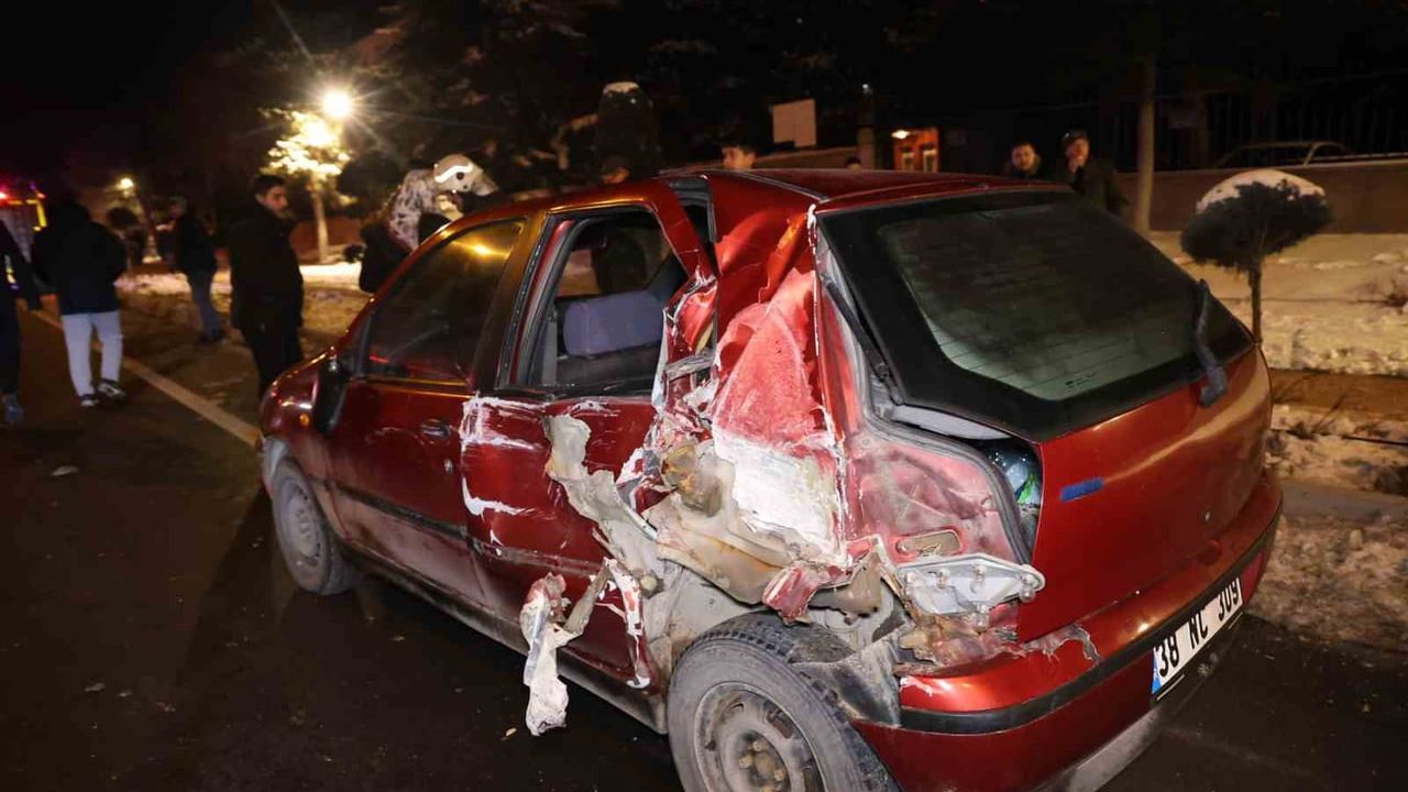 Nevşehir'de kamyonetle otomobil çarpıştı: 4 yaralı, sürücü alkollü ve ehliyetsiz çıktı