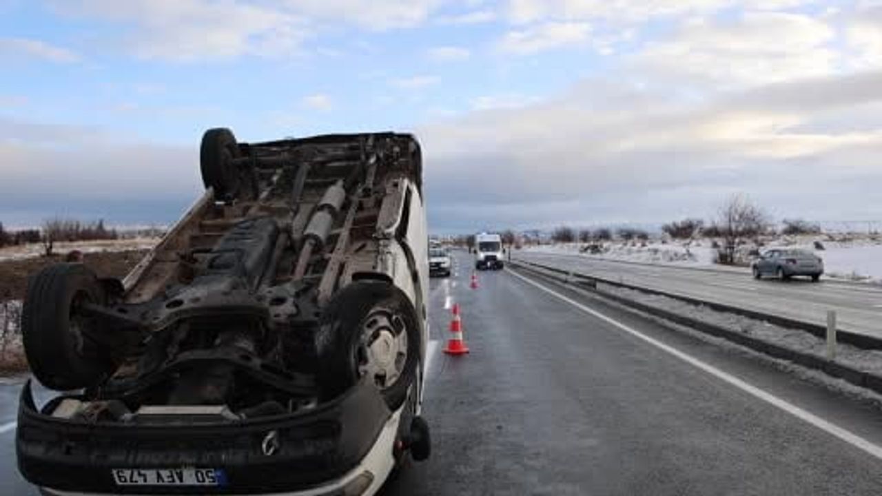 Nevşehir'de minibüs kontrolden çıktı, takla atarak karşı şeride geçti: 1 yaralı