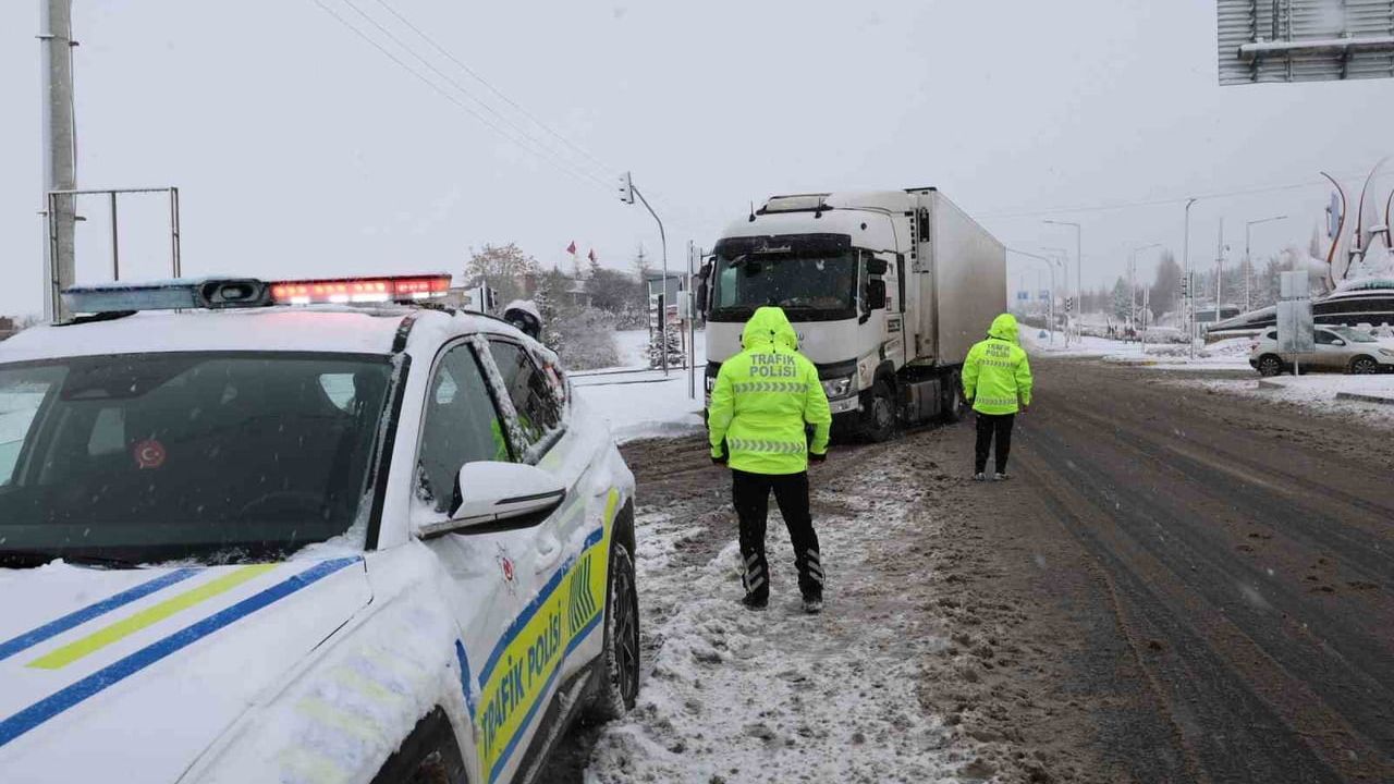 Nevşehir'de Yoğun Kar ve Tipi Ulaşımı Aksattı