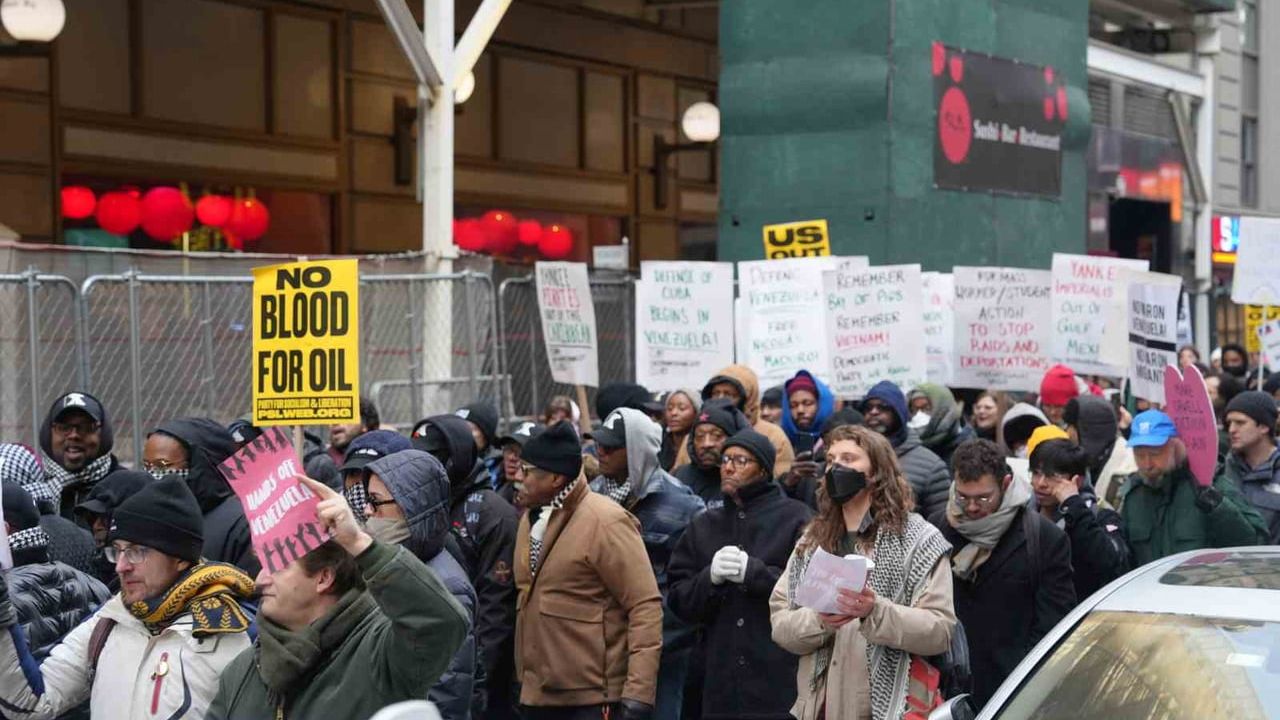 New York’ta Times Meydanı’nı dolduran binlerce kişi Venezuela müdahalesini protesto etti