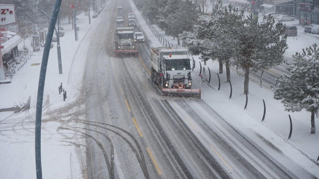 Niğde'de 24 Saat Süren Karla Mücadele Yolları Açık Tuttu