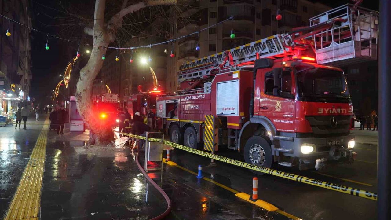 Niğde'de 3. kattaki ofiste yangın söndürüldü