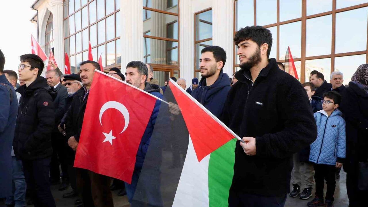 Niğde’den Gazze’ye yardım tırı dualarla uğurlandı
