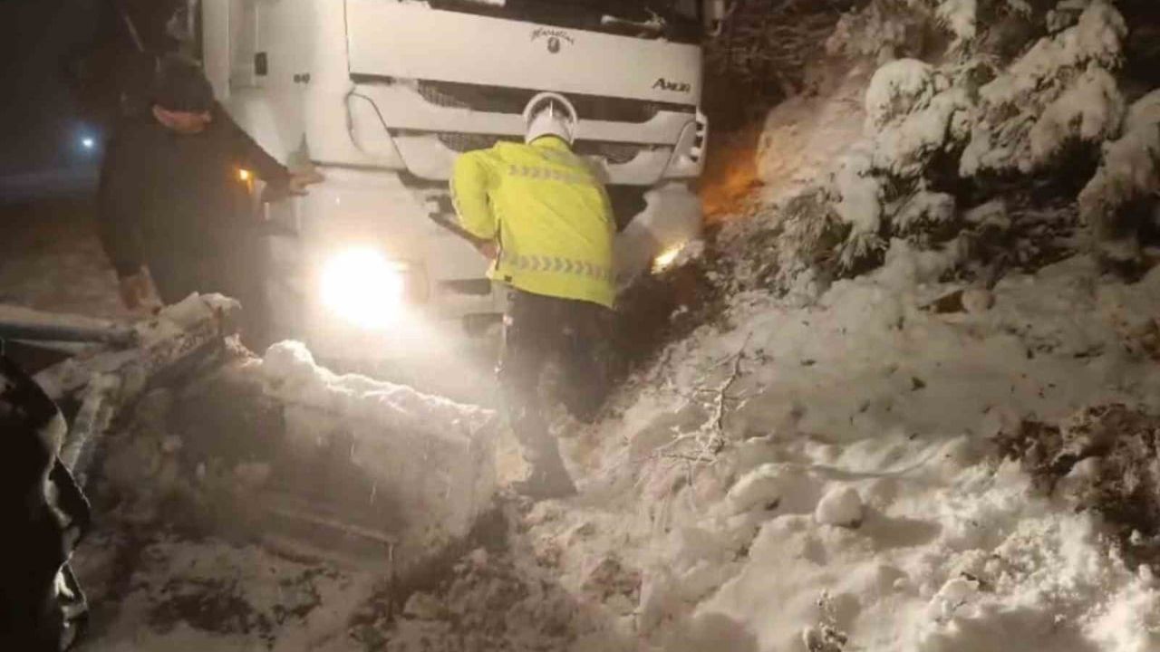 Niksar'da makaslayan tır D850 kara yolunu ulaşıma kapattı