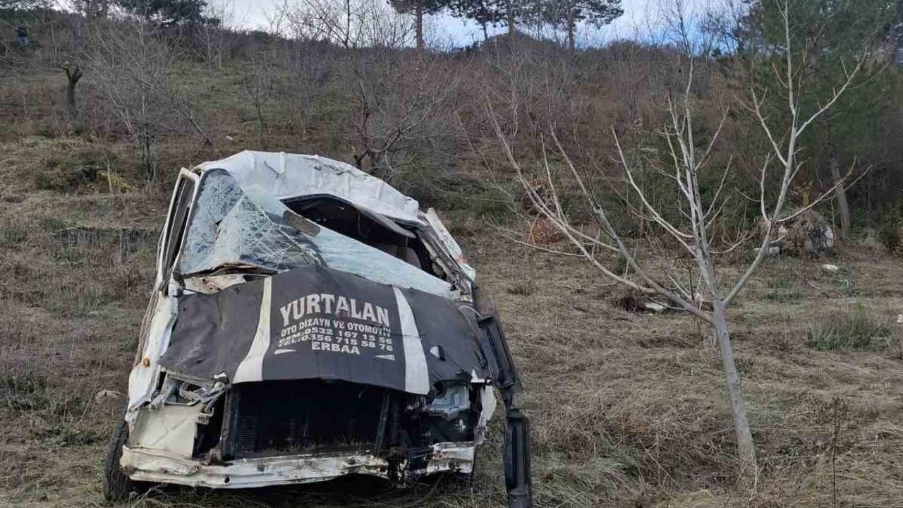 Niksar’da minibüs şarampole devrildi: 1 yaralı