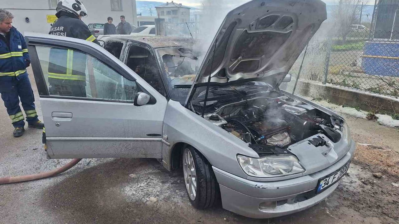 Niksar'da park halindeki Peugeot yanarak hurdaya döndü