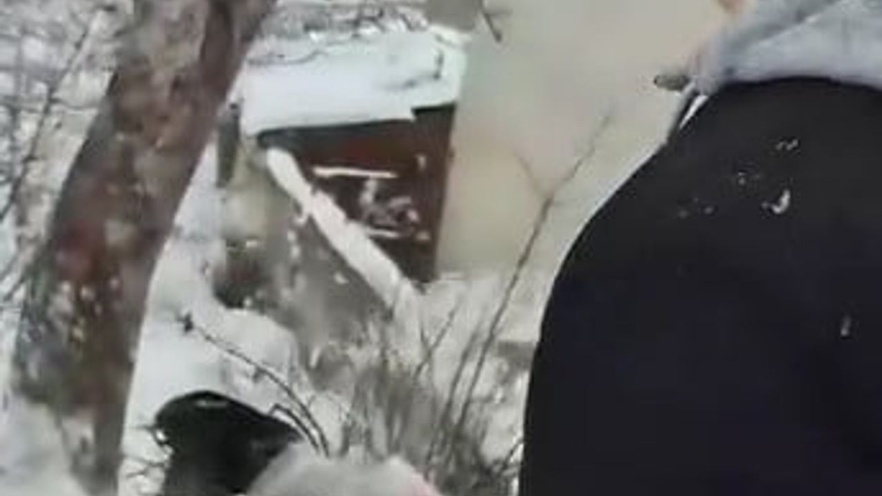 Niksar'da poşetle kayan gençler bahçeye uçtu