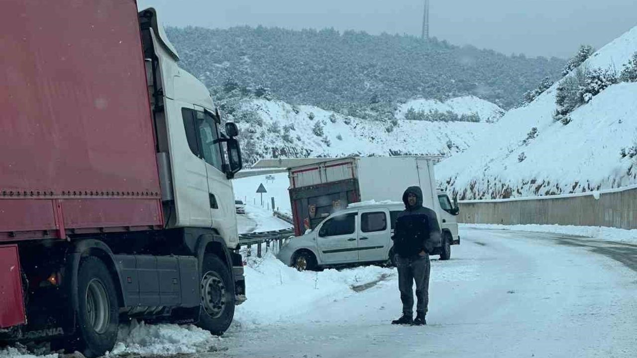 Niksar-Erbaa kara yolunda yoğun kar ulaşımı aksattı
