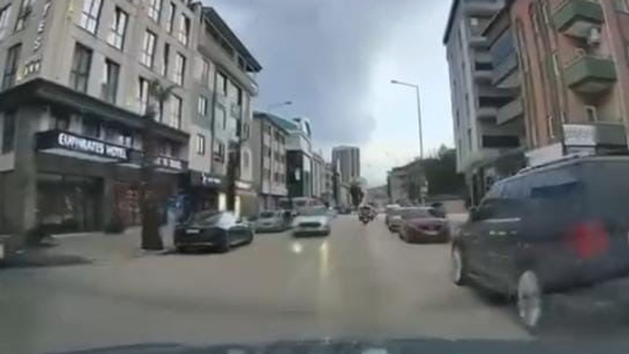 Nilüfer'de Park Halindeki Araçların Arasından Çıkan Yayaya Otomobil Çarptı