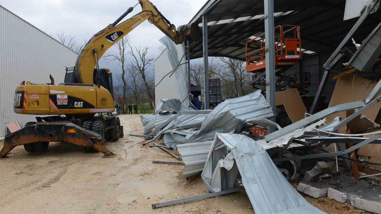 Nilüfer'de Ürünlü ve Yaylacık'ta 3 kaçak yapı yıkıldı