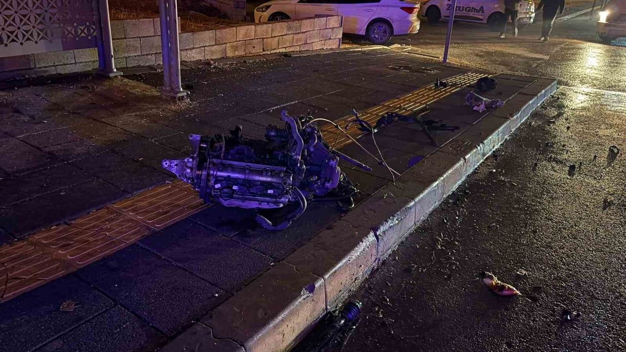 Nizip'te yağış sonrası yol çökmesi kaza getirdi: 3 yaralı