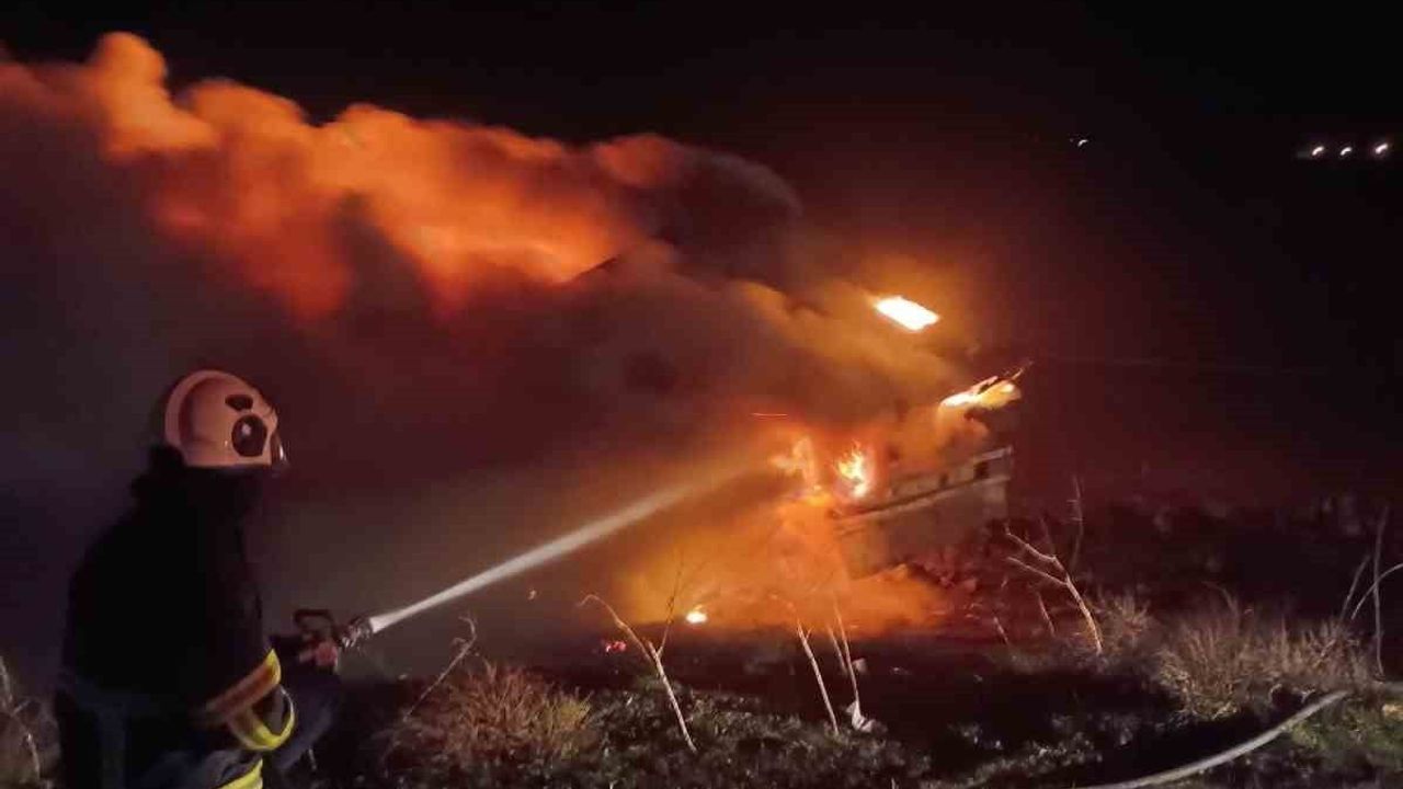 Nusaybin'de şarampole devrilen tırda çıkan yangın söndürüldü