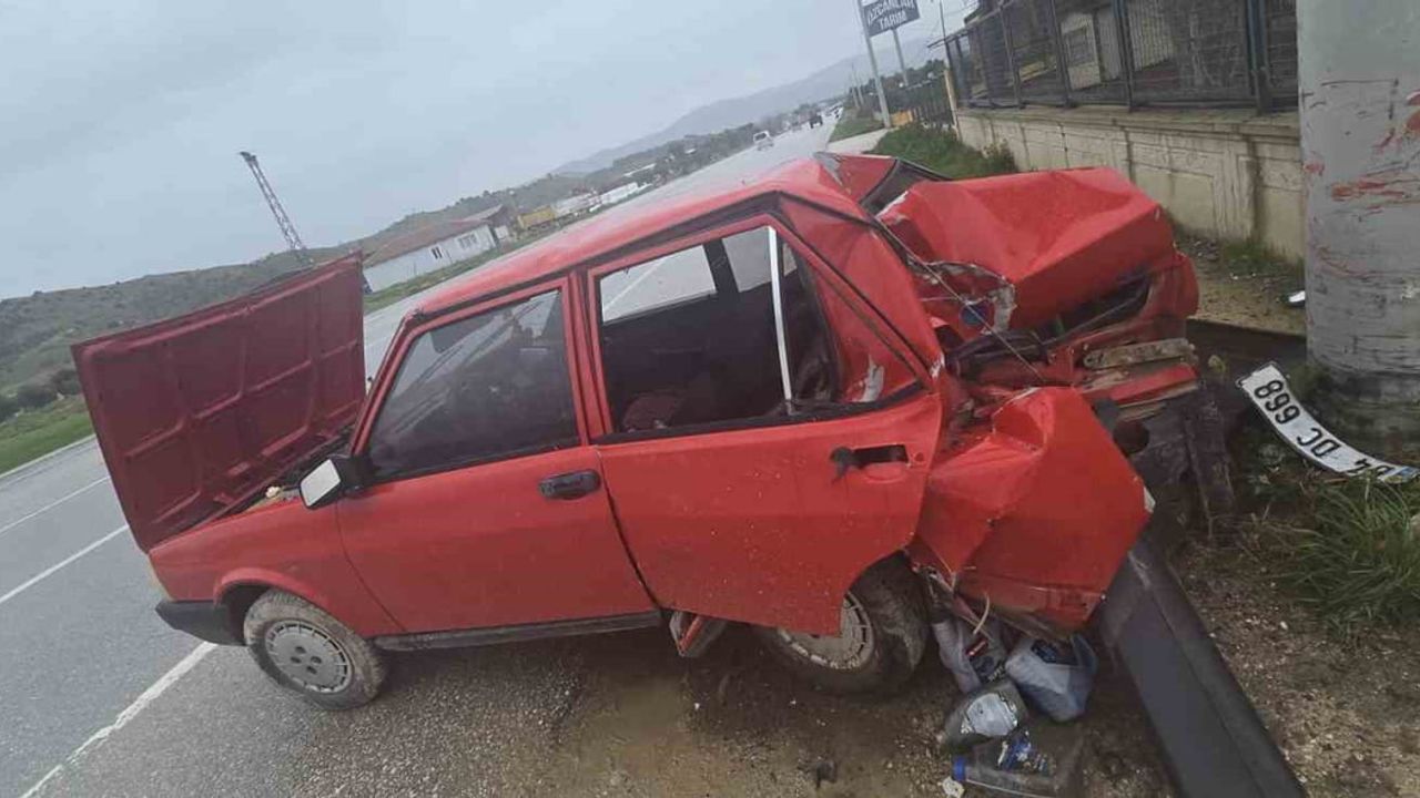 Ödemiş-Kiraz yolunda otomobil betona çarptı: 2 yaralı