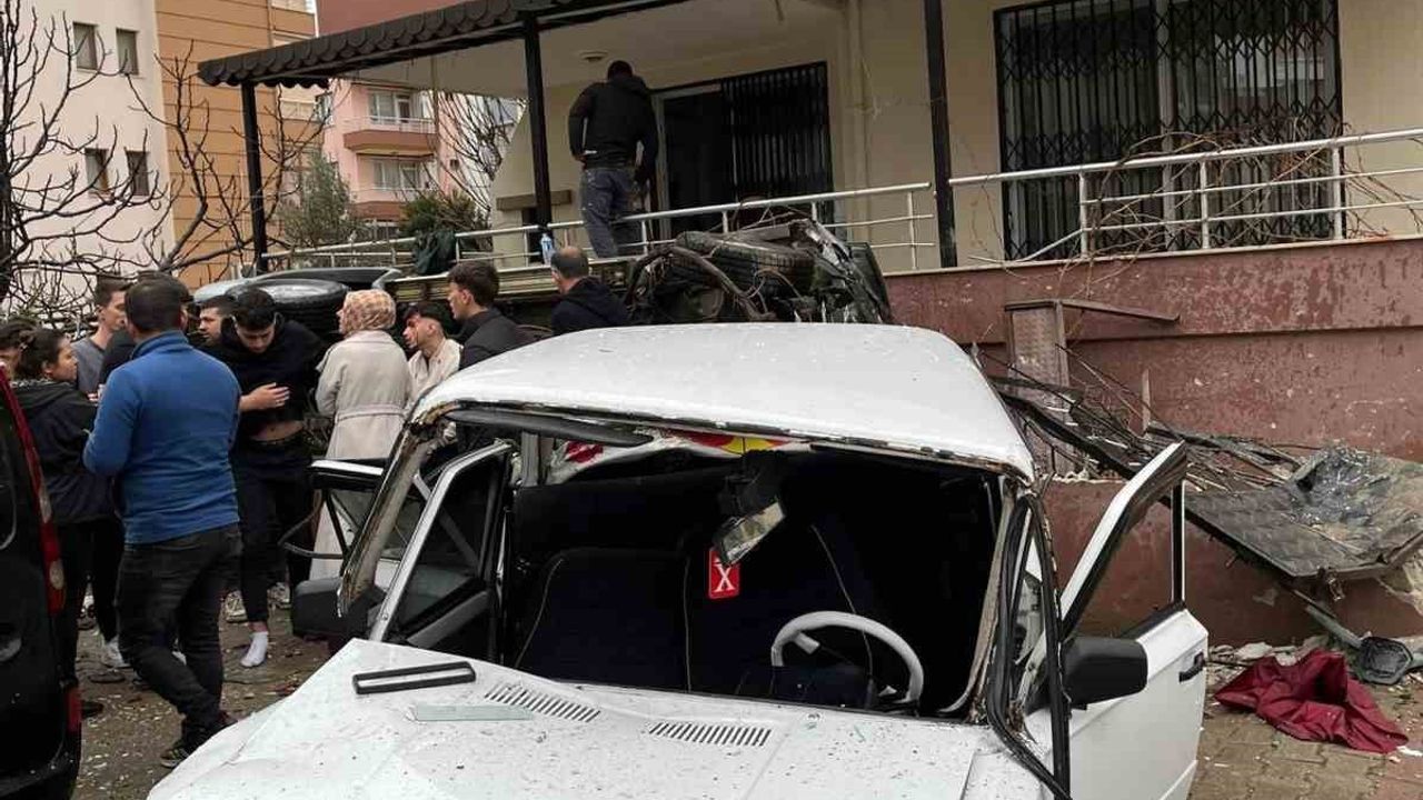 Ödemiş'te kontrolünü kaybeden otomobil apartman bahçesine girdi: 6 yaralı, 1’i ağır