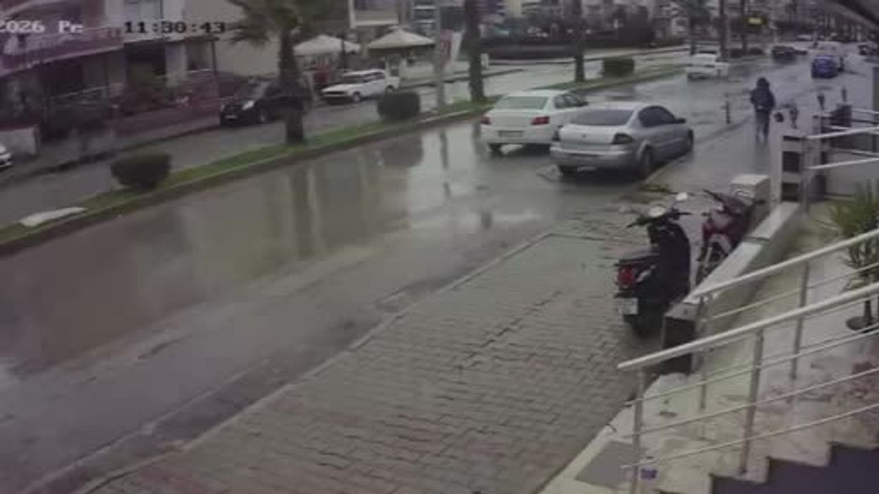 Ödemiş'te otomobil apartman bahçesine uçtu: 1'i ağır, 6 yaralı