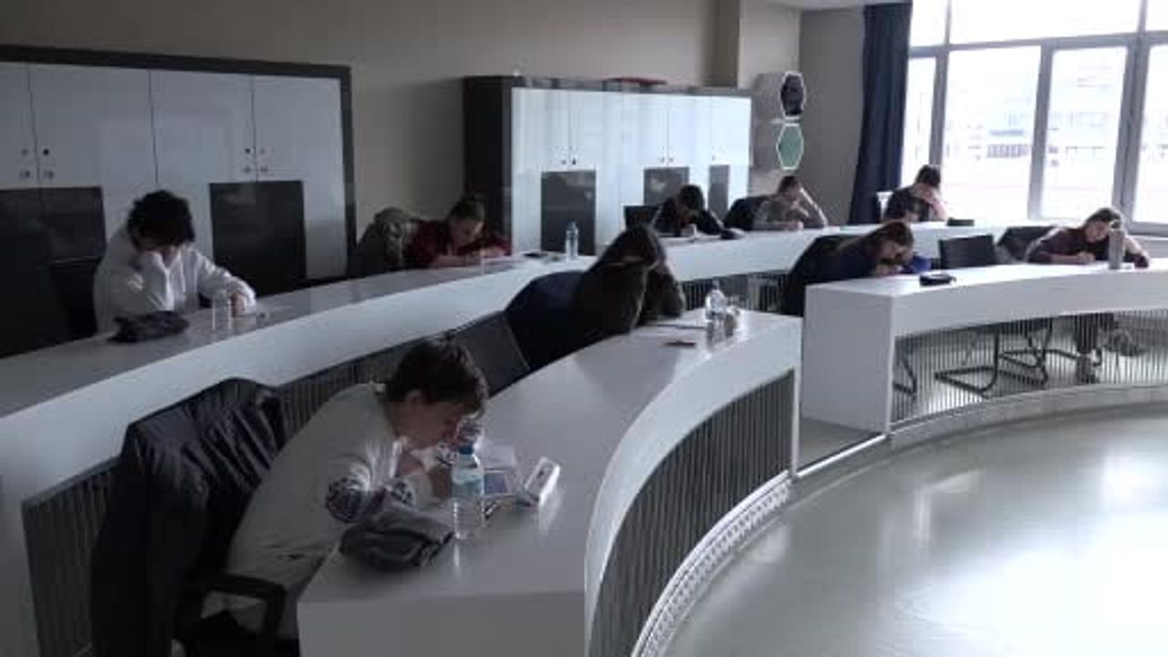Öğrenci ve veliler bursluluk sınavlarında heyecanı paylaşıyor