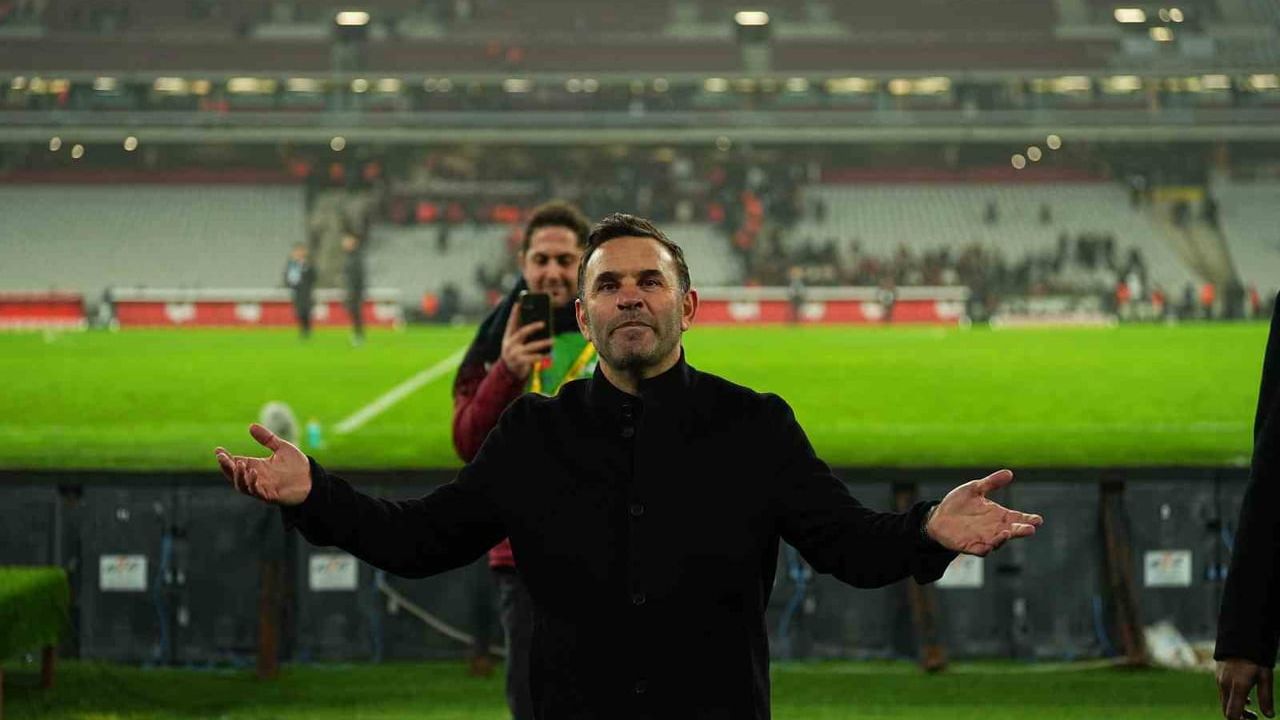 Okan Buruk tribüne çıkarak taraftarlara 3’lü çektirdi