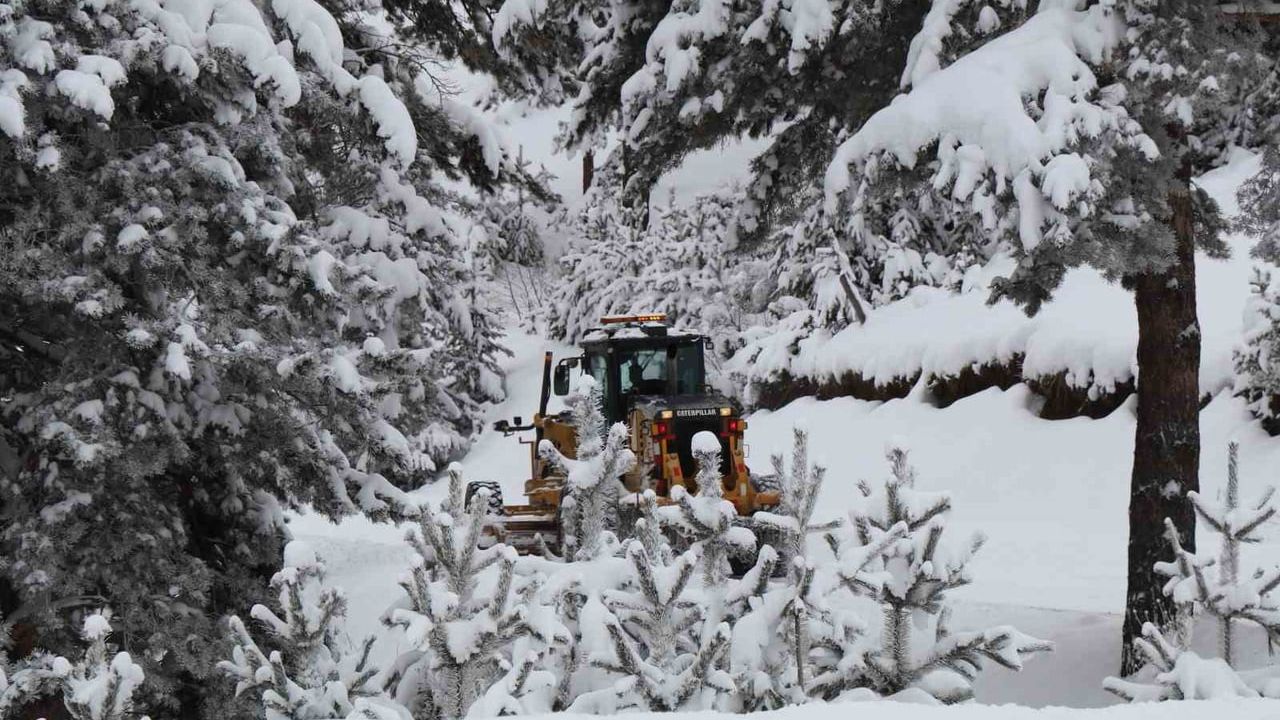 Oltu'da 65 mahalle yolunu ulaşıma açma çalışmaları sürüyor