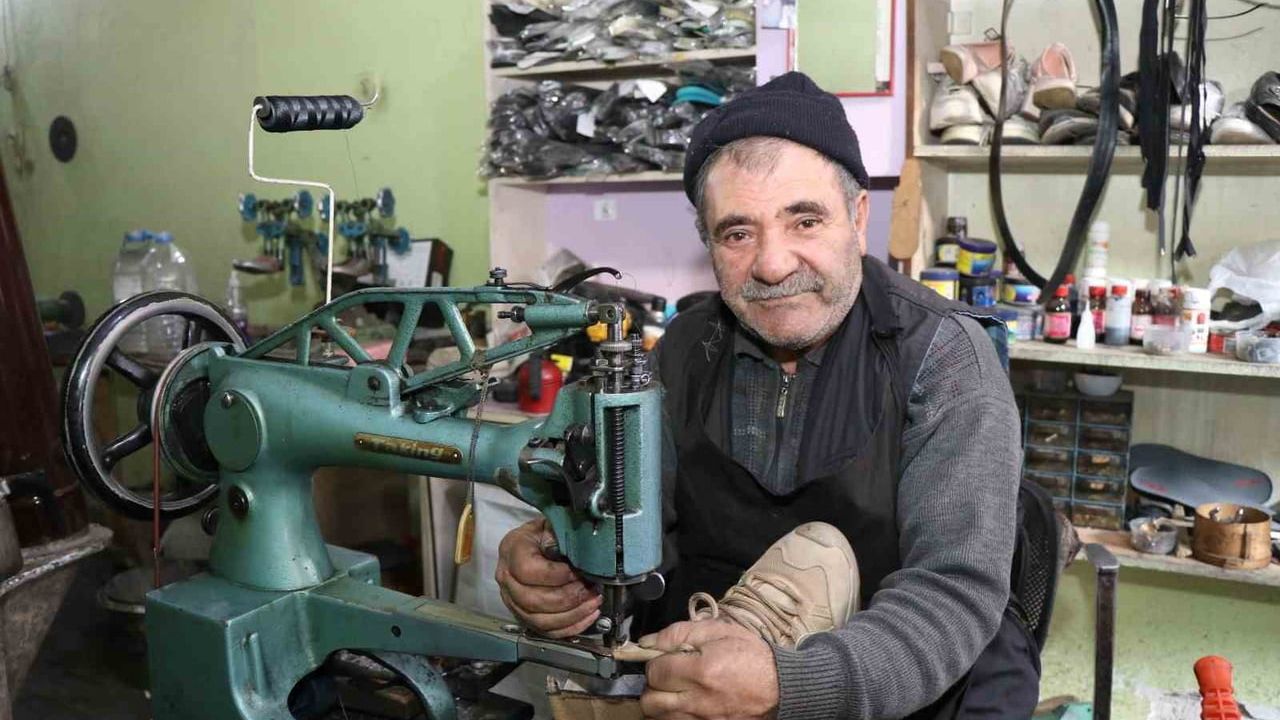 Oltu'da ayakkabı tamircilerine kış talebi arttı