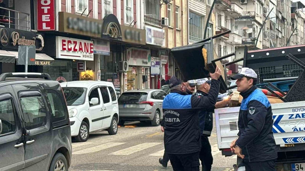 Ordu’da kaldırımı işgal eden malzemeler toplandı