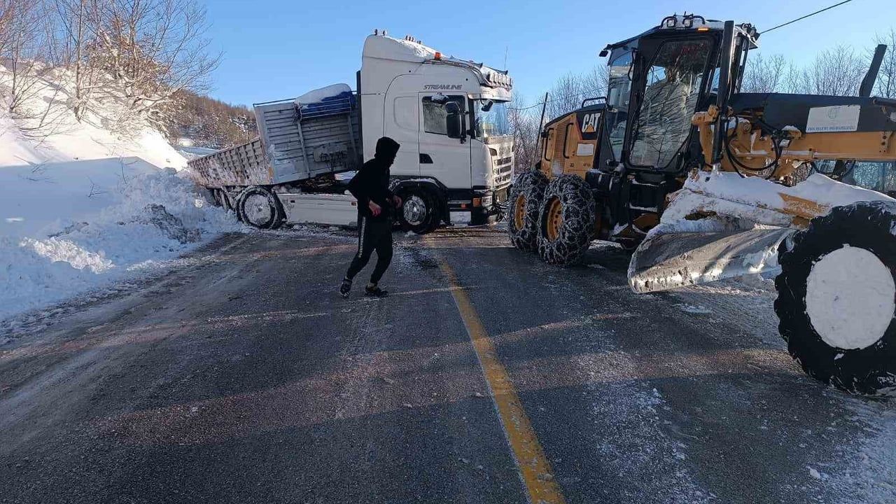 Ordu'da karla mücadele: 24 saatte 358 mahalle yolu ulaşıma açıldı