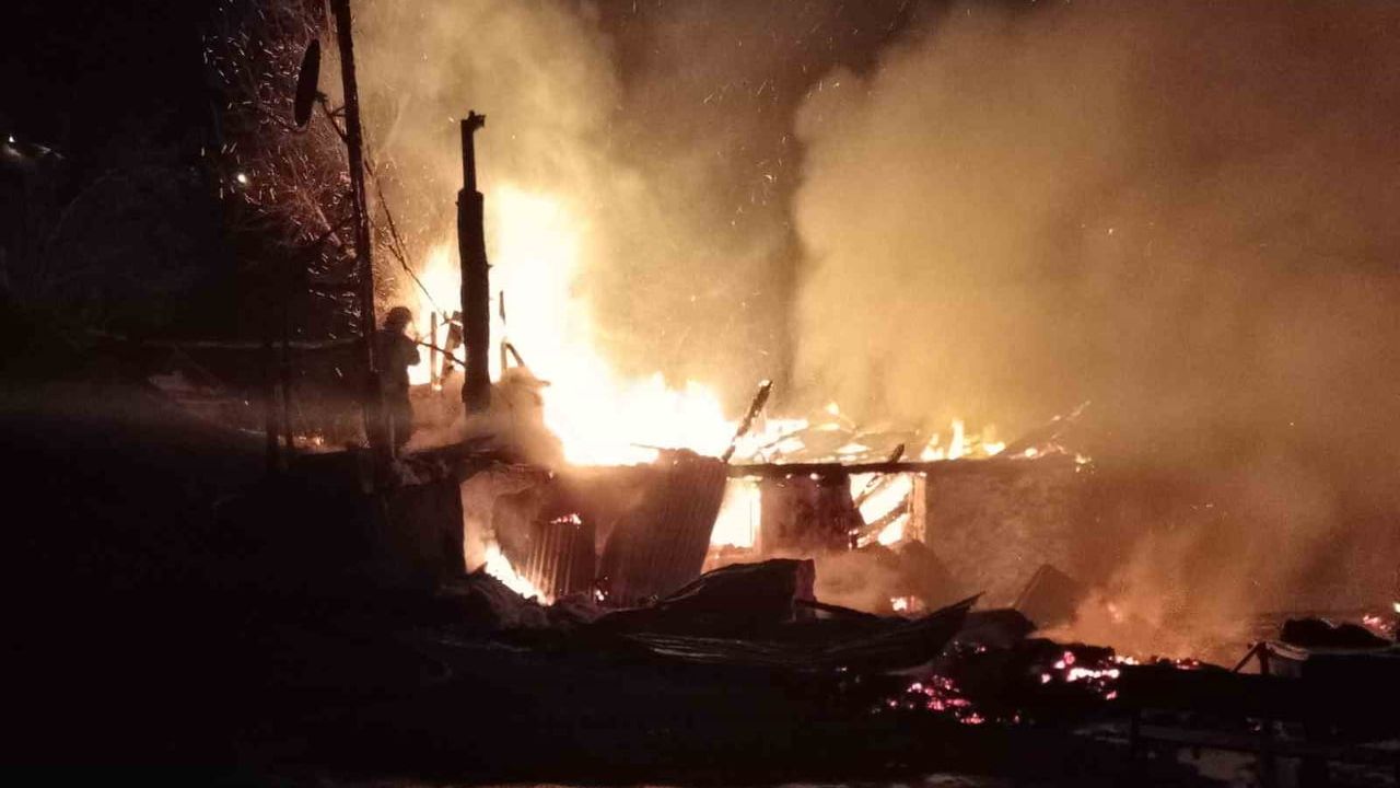 Ordu Ünye'de evini ateşe veren şahıs ağaçta asılı halde bulundu