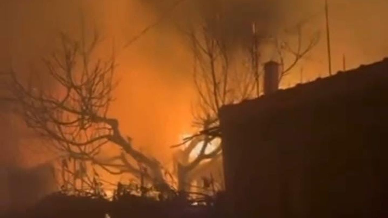 Orhaneli'de gece çıkan yangın bir evi kullanılamaz hale getirdi