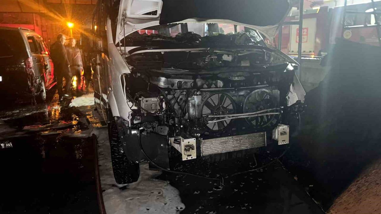 Ortaca Sanayi Sitesi'nde akşam yangını: 1 minibüs tamamen yandı