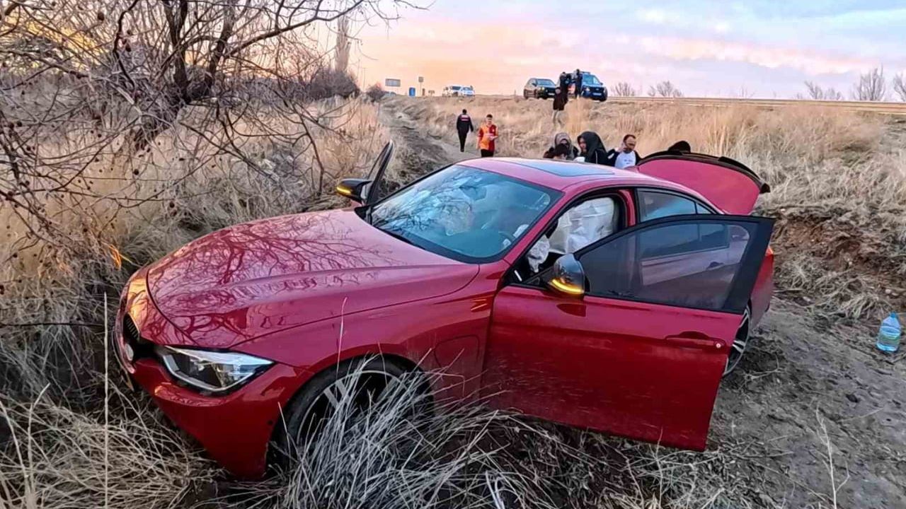 Ortaköy kavşağı yakınında otomobil şarampole yuvarlandı: 3 yaralı