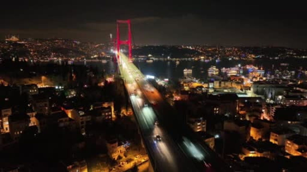 Ortaköy ve 15 Temmuz Şehitler Köprüsü'nde havai fişekli yeni yıl kutlamaları