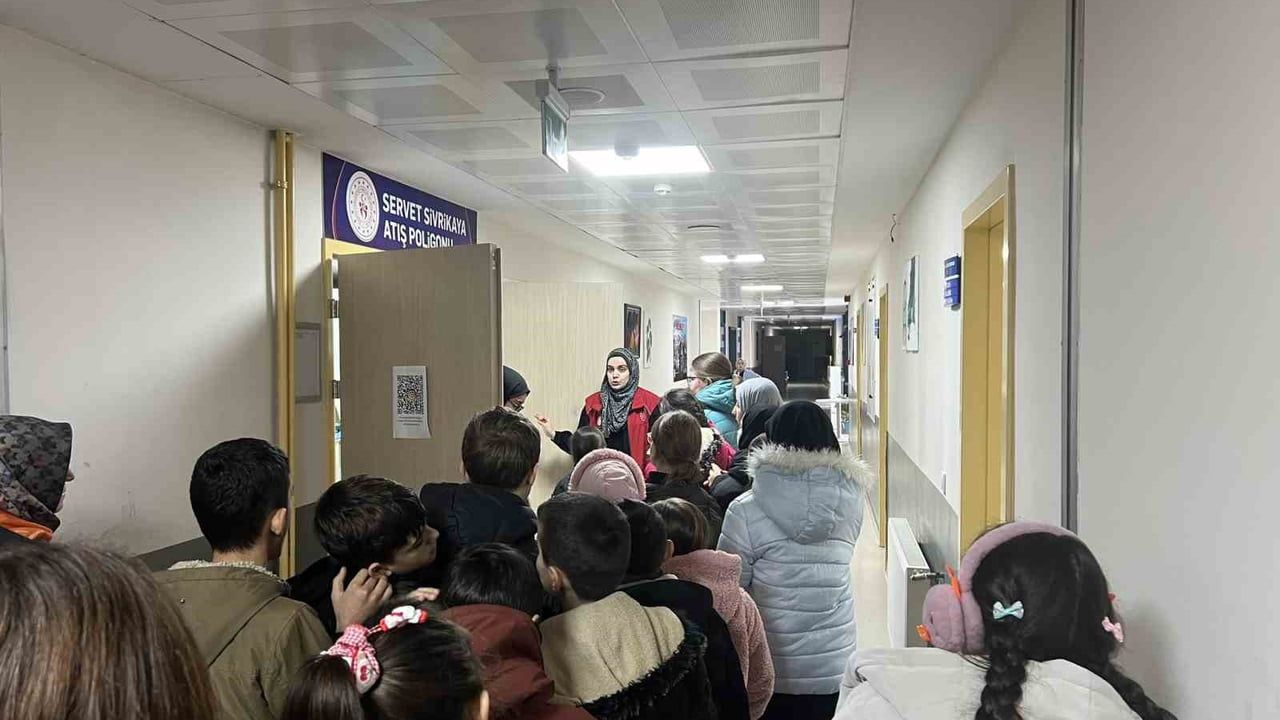 Ortaokul Öğrencileri Bahçeşehir Gençlik Merkezi'nde Eğlenceli ve Eğitici Gün Geçirdi