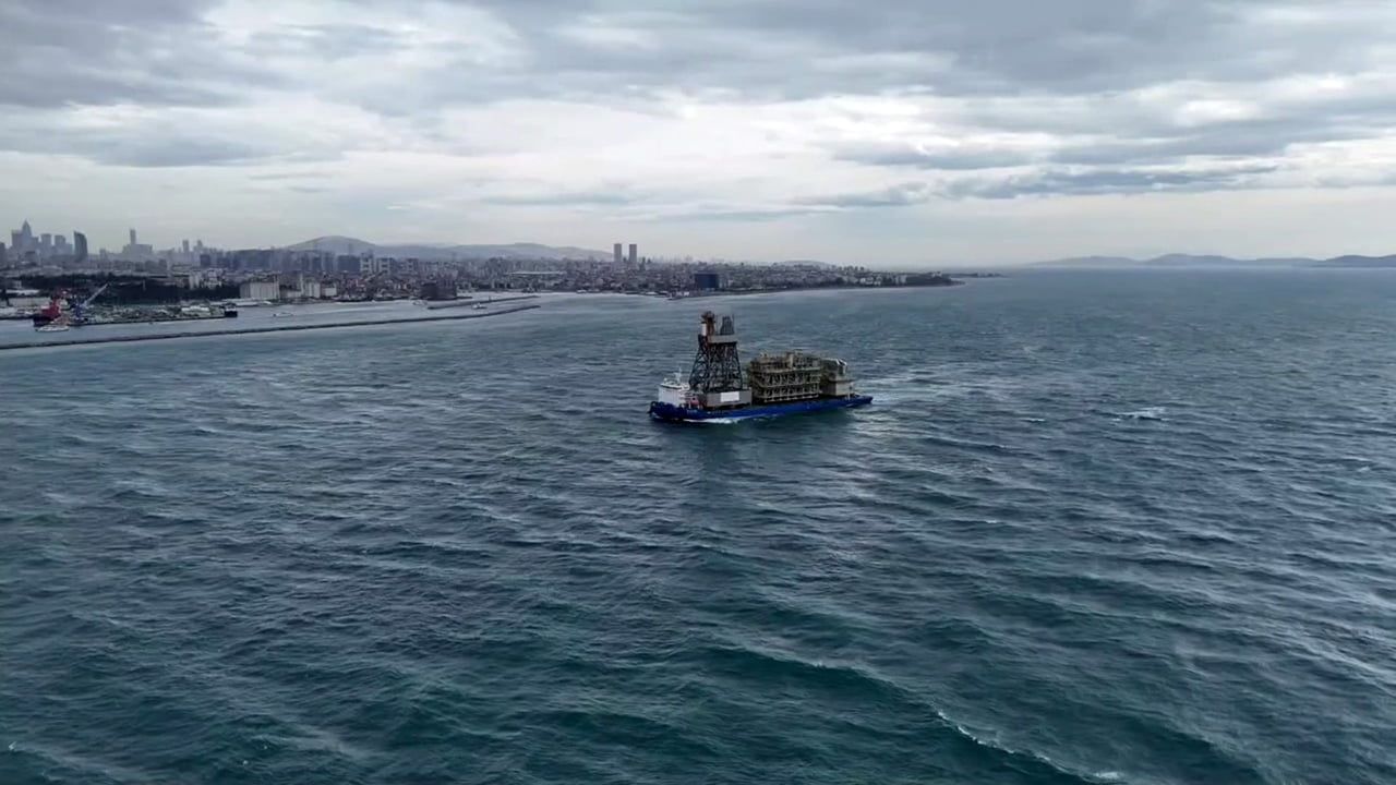 Osman Gazi parçaları ile Yıldırım Sondaj Gemisi kulesini taşıyan platform gemisi İstanbul Boğazı’ndan geçti