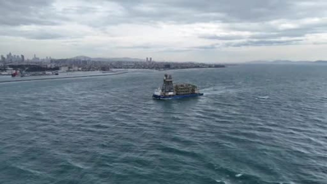 Osman Gazi parçaları ve Yıldırım kulesini taşıyan dev platform gemisi İstanbul Boğazı’ndan geçiyor