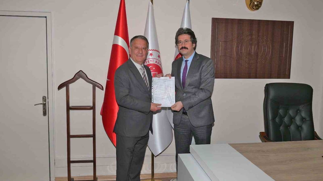 Osman Köfüncü mazbatasını aldı, Çeşme Esnaf ve Sanatkarlar Odası'nda görev resmen başladı