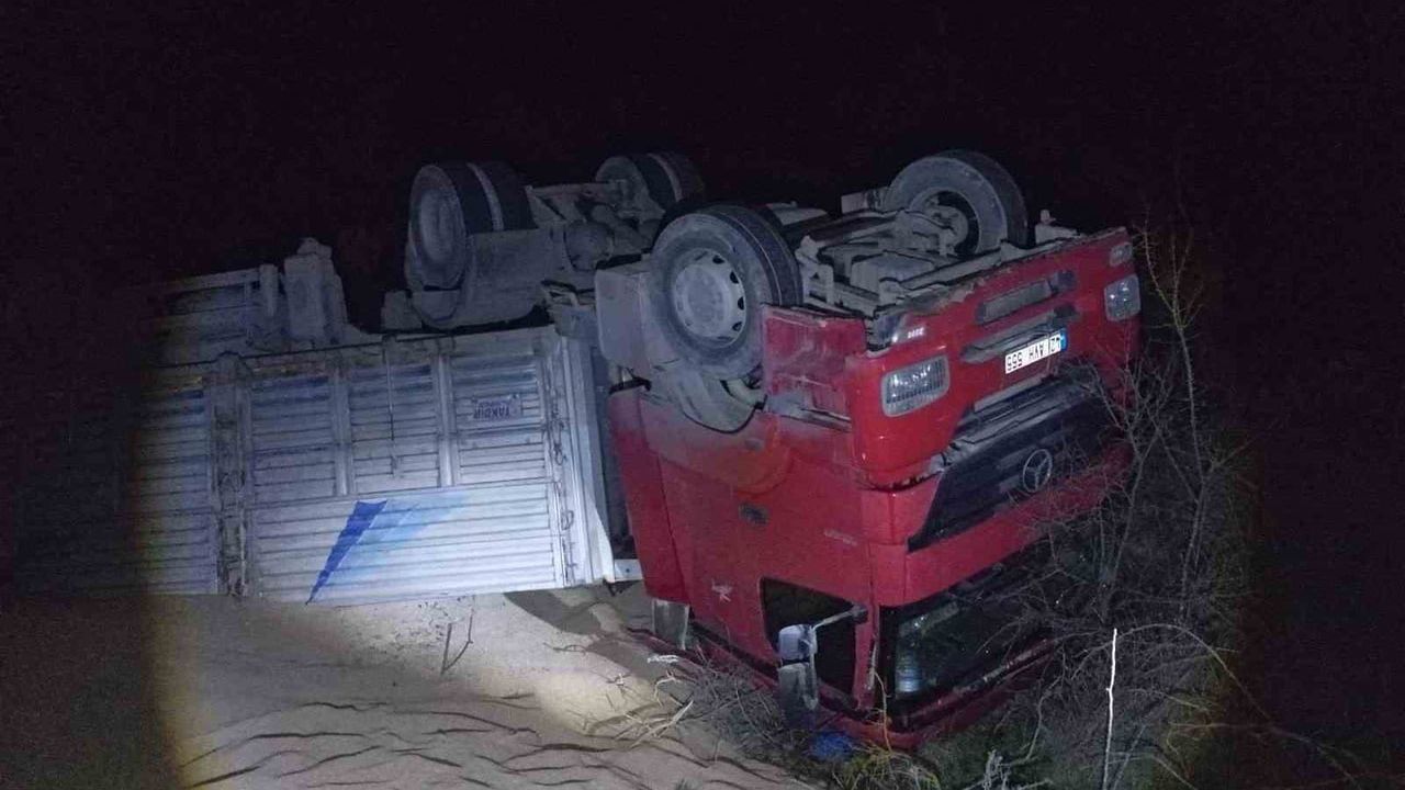 Osmaneli'de tır devrildi: 3 kişi yaralandı